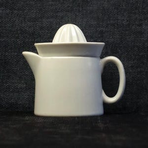 Presse-agrumes en Céramique Italienne • Set vintage de presse-agrumes en céramique blanche avec petite carafe. Idéal pour jus d&#39;agrumes