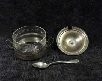 Glas-Metall-Zuckerdose mit Löffel • Italienische antike Zuckerdose mit Deckel und Löffel. Geschnitztes Glas, Blumenmuster, Vintage-Charme, Italien, 1920er Jahre