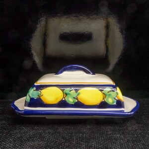 Handgeschilderde botervloot Sorrento: blauwe rand met citroenen. Vintage Italiaans servies