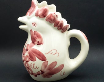 Jarra de cerámica italiana con forma de gallo: Jarra rosa pintada a mano, firmada por Crescentini.