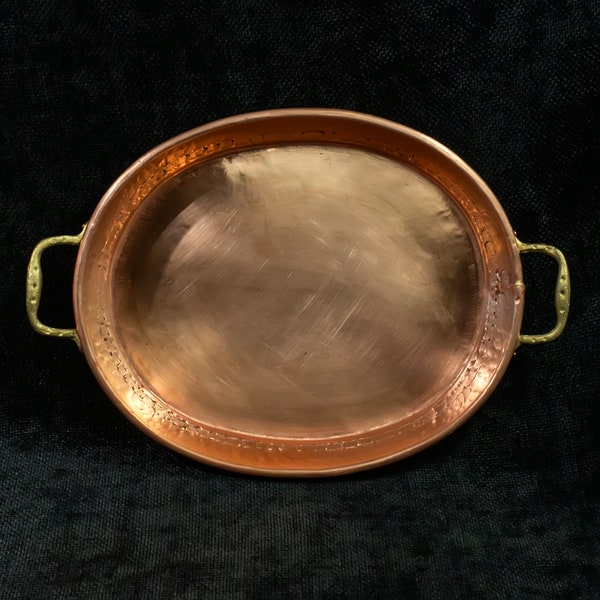 Antique Large Copper Pan • Oval hammered copper pan with two brasse handles. Italy vintage 1950-60s, beautifully cleaned, perfect condition