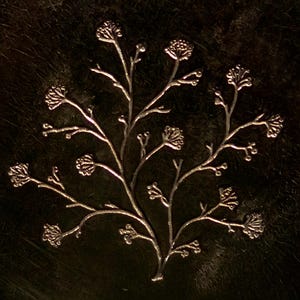Vassoio Metallo Pesante con Manici. Vassoio vintage italiano metallo nero con bordi smerlati delicata incisione floreale. Ottone patina nera