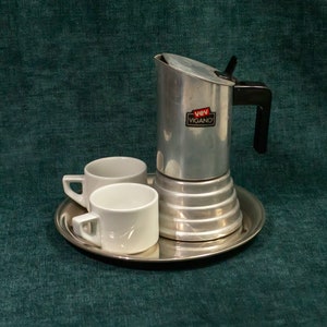 Italian Coffee Maker VEV Vigano • Medium size stovetop coffee pot and two vintage & cozy espresso cups. Italy vintage, 1980s