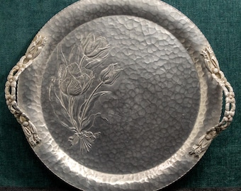 Plateau en aluminium forgé à la main par Rodney Kent : design floral tulipe, savoir-faire américain Mid-Century