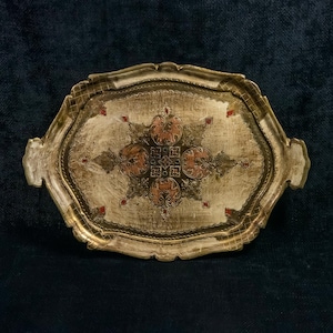Gold & Beige Italienisches Tablett. Traditionelles Florentiner handgeschnitztes und handbemaltes Tablett aus Holz mit Griffen. Gold-Weiß-Orange, Italien, 1960er Jahre