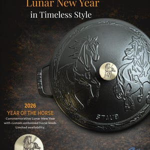 Op de afbeelding: Zwart gietijzeren kookgerei met een reliëf paardenontwerp, ter viering van het Maan Nieuwjaar. Inclusief een goudkleurige knop met een paardenillustratie. Tekst luidt "Vier het Maan Nieuwjaar in tijdloze stijl" en "Jaar van het Paard 2026".