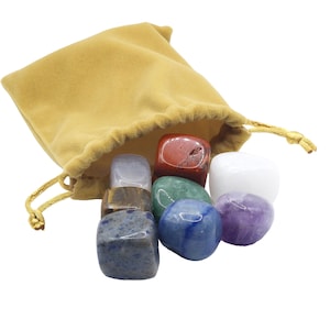 Peut inclure: Un ensemble de sept pierres de chakra roulées dans une pochette en velours. Les pierres sont rouge, orange, jaune, verte, bleue, indigo et violette.