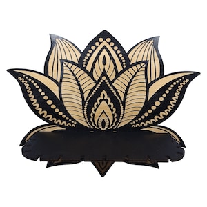 Peut inclure: Une étagère en bois noire et dorée en forme de fleur de lotus. L'étagère a une surface peinte en noir et un motif de lotus doré.