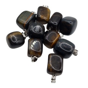 Peut inclure: Dix pierres de œil de tigre roulées avec des anneaux de saut en argent. Les pierres sont un mélange de brun, d'or et de noir.