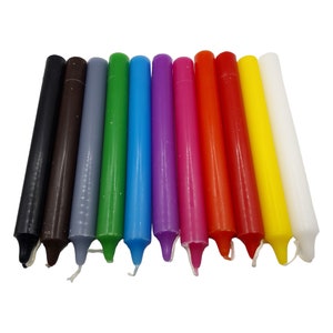 Peut inclure: Un ensemble de 10 bougies colorées, chacune mesurant environ 15 cm de long. Les bougies sont disposées dans l'ordre de l'arc-en-ciel, en commençant par le noir et en terminant par le blanc. Toutes les bougies sont de la même taille et de la même forme, et elles ont une pointe pointue.