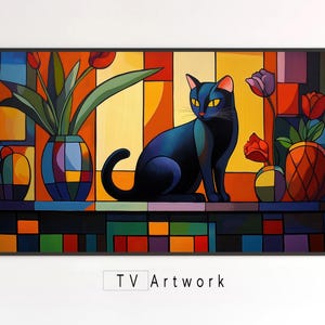 以下が含まれることがあります： カラフルな幾何学模様の背景の前に、黒い猫が縁に座っています。猫は右を見ています。背景には花が飾られた花瓶が3つあります。花は赤、黄、紫です。背景は、さまざまな色の正方形と長方形で構成されています。