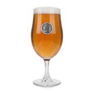 以下が含まれることがあります： ステムにピューター製のチャームが付いた透明なガラス製のビアジョッキ。チャームは丸型で、装飾的なフォントで「30」の数字が刻まれています。