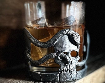 Vaso de whisky de peltre artesanal con calavera y serpientes - Diseño gótico - Vaso único de fabricación británica para amantes del whisky - Regalo de bar distintivo