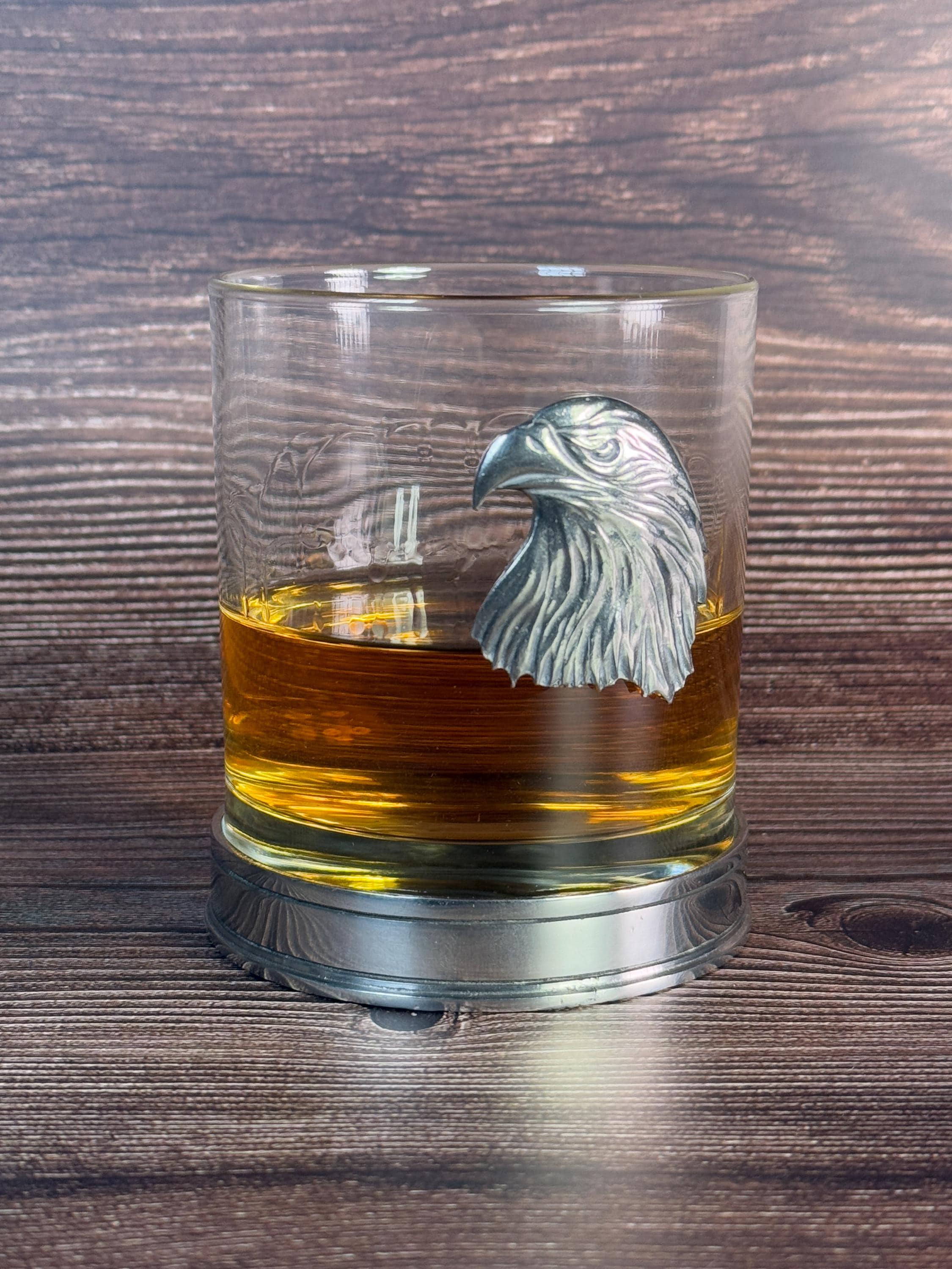 Ein Glas Einzelnes Malz S Whiskys Auf M Sand Wusch Sich Durch Die Wellen Image99650136