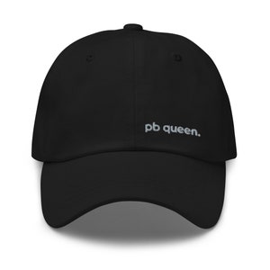 Könnte beinhalten: Eine schwarze Baseballkappe mit dem Text "pb queen." in Silber auf der Vorderseite gestickt.