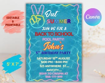 Pode incluir: Um convite azul com tema de piscina, com o texto "Out Summer, Junte-se a nós para uma Pool Party de Regresso às Aulas!" e detalhes para o 5º aniversário de John. O convite mede 12,7 x 17,8 cm.