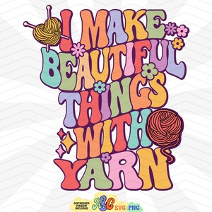 Puede incluir: Un diseño gráfico retro colorido con el texto "Hago cosas hermosas con hilo". El gráfico presenta un ovillo de hilo y agujas de tejer.