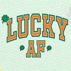 Könnte beinhalten: Grüne Kleeblätter umgeben den Text "LUCKY AF" in orangefarbenen und grünen Buchstaben mit weißem Umriss. Der Text ist in einer Schriftart im College-Stil.