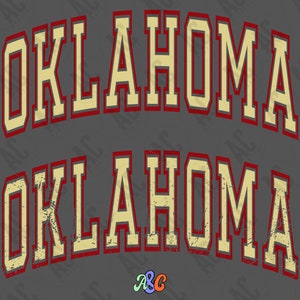 Pode incluir: Uma versão desgastada e sólida da palavra "OKLAHOMA" em uma fonte de estilo vintage. A palavra é amarela com contorno vermelho. O fundo é cinza.