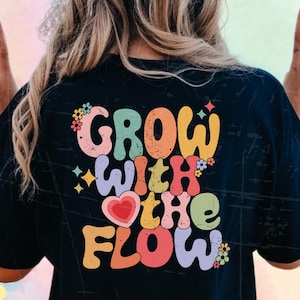 Cresça Com O Fluxo Svg, Cresça Com O Fluxo Png, Groovy Retro Flower Svg Png, Boho Saúde Mental Svg, Citações Positivas Sublimação, Arquivo De Corte