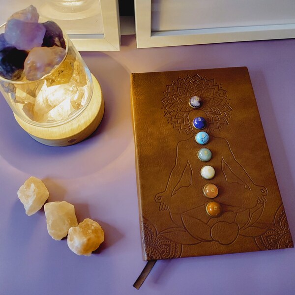 Diario in pelle fatto a mano con 7 cristalli Chakra Balance