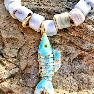 Beweegbare gouden vishangerketting: handgemaakte vischoker blauwe ketting oceaansieraden gouden ketting boho visketting boho choker