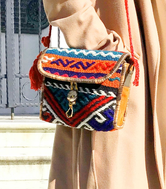 Handmade Kilim Shoulder Bag: Vintage Ethnic Wool Crossbody  display picture 1
