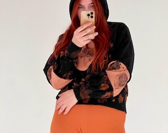 Felpa con cappuccio nera e arancione, riciclata, rielaborata, sbiancata e dipinta a mano con stampa di foglie e piccoli funghi, taglia M.