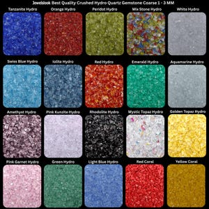 Peut inclure: Une grille de pierres précieuses en quartz hydro concassé de différentes couleurs, dont le bleu, le rouge, le vert et le jaune. L'image présente des pierres précieuses avec des noms tels que Tanzanite, Orange, Péridot et Corail Rouge. Le texte "Jewelslook Best Quality Crushed Hydro Quartz Gemstone Coarse 1 - 3 MM" est en haut.
