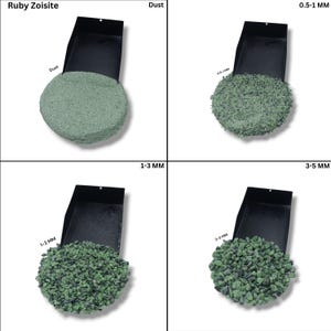 Op de afbeelding: Een samengestelde afbeelding met vier monsters van Ruby Zoisite. De monsters worden weergegeven in zwarte bakken, met de grootte van de deeltjes variërend van stof tot 3-5 mm. De afbeelding is gelabeld met de tekst "Ruby Zoisite" en maatbeschrijvingen.