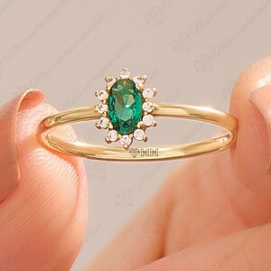 Anel Minimalista De Esmeralda Em Ouro 14k, Anel Minúsculo De Esmeralda Em Ouro Maciço, Anel De Noivado Verde, Anel Solitário Básico Feminino