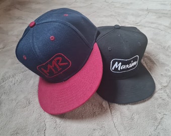 Namencaps. Nach Wunsch bestickte Snapback und Fitted Caps für Kinder und Erwachsene auch im Partnerlook.