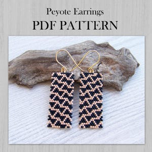 Op de afbeelding: Twee rechthoekige Peyote-oorbellen met een zwart en beige geometrisch patroon. De oorbellen hebben goudkleurige oorhaken. De afbeelding bevat ook de tekst "Peyote Earrings PDF PATTERN". De oorbellen worden getoond op een stuk drijfhout.