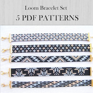 Op de afbeelding: Vijf zwart-witte weefbandarmbandpatronen met gouden sluitingen. De patronen omvatten geometrische vormen, strepen en kruisen. De tekst "Loom Bracelet Set 5 PDF Patterns" staat bovenaan de afbeelding.