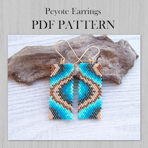 Może przedstawiać: Prostokątne kolczyki z koralików z turkusowym, brązowym i czarnym geometrycznym wzorem. Kolczyki mają złote haczyki. Obraz zawiera również tekst "Peyote Earrings PDF PATTERN".