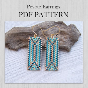 Può includere: Orecchini rettangolari con perline con un motivo turchese e oro, appesi a ganci color oro. Gli orecchini sono esposti su un pezzo di legno. Il testo in alto recita "Peyote Earrings" e "PDF PATTERN".