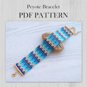 Könnte beinhalten: Ein gewebtes Peyote-Armband in Blau- und Goldtönen mit einem geometrischen Muster. Das Armband hat goldfarbene Metallenden und einen Verschluss. Das Bild enthält den Text "Peyote Bracelet PDF PATTERN".
