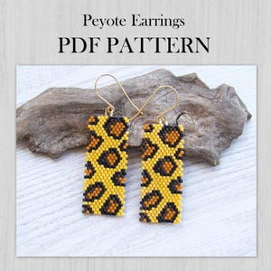 Könnte beinhalten: Zwei rechteckige Peyote-Ohrringe mit einem gelb-braunen Leopardenmuster. Die Ohrringe sind an goldfarbenen Ohrhaken befestigt. Der Text "Peyote Earrings PDF PATTERN" befindet sich oben im Bild.