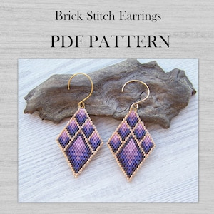Pode incluir: Um par de brincos em forma de diamante roxo e rosa com ganchos dourados. Os brincos são feitos com miçangas de ponto de tijolo. A imagem inclui o texto "Brick Stitch Earrings PDF PATTERN".