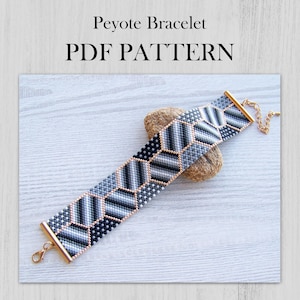 以下が含まれることがあります： グレー、黒、白の色合いの幾何学模様が特徴の、ビーズで作られたペヨーテブレスレット。ゴールドカラーの金属製金具でアクセントを加えています。ブレスレットは小さな石の上に置かれ、上部には「Peyote Bracelet PDF PATTERN」の文字があります。