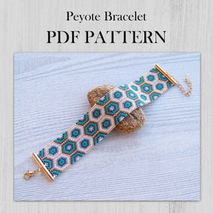 Puede incluir: Un brazalete de punto de peyote de color turquesa, blanco y marrón con un cierre y una cadena dorados. El brazalete está sobre una superficie de madera con una pequeña roca. El texto "Peyote Bracelet PDF PATTERN" está por encima del brazalete.