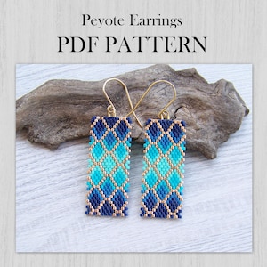 Könnte beinhalten: Zwei rechteckige Peyote-Ohrringe mit einem geometrischen Muster in Blau- und Türkistönen, akzentuiert mit goldfarbenen Perlen. Die Ohrringe werden auf einem Stück Treibholz präsentiert. Der Text "Peyote Earrings PDF PATTERN" steht oben.