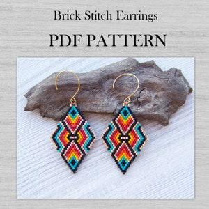 Könnte beinhalten: Ein Paar diamantförmige Ohrringe mit einem geometrischen Muster in Schwarz, Türkis, Orange, Gelb und Rot. Die Ohrringe sind aus Perlen gefertigt und haben goldfarbene Ohrhaken. Das Bild enthält den Text "Brick Stitch Earrings PDF PATTERN".