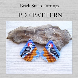Peut inclure: Une paire de boucles d'oreilles en perles représentant un pic perché sur une branche. Les boucles d'oreilles sont bleues, brunes, blanches, rouges et noires. Les boucles d'oreilles sont réalisées en point de brique et sont vendues sous forme de patron PDF.