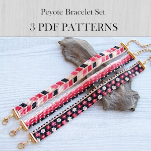Op de afbeelding: Drie peyote armbanden met geometrische patronen in zwart, rood en crème. De tekst luidt "Peyote Bracelet Set" en "3 PDF PATTERNS". Elke armband heeft een goudkleurige sluiting. De armbanden zijn gemaakt met een peyote steek.