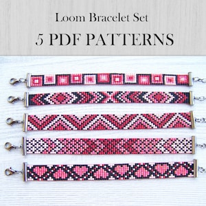 Puede incluir: Cinco pulseras de telar con varios patrones en tonos rosa, rojo, negro y blanco. Cada pulsera tiene un cierre y una cadena plateados. El texto "Loom Bracelet Set" y "5 PDF PATTERNS" está en la parte superior.
