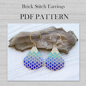 以下が含まれることがあります： ゴールドカラーのフックに吊るされた、青とターコイズ色のグラデーションのビーズで作られた、涙の形をした2つのブリックステッチイヤリング。イヤリングは詳細なパターンを示しています。画像には「Brick Stitch Earrings PDF PATTERN」というテキストも含まれています。