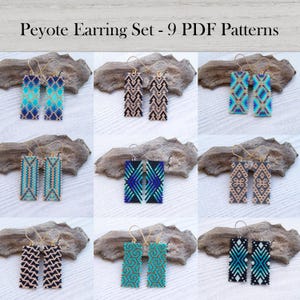 Peut inclure: Ensemble de neuf paires de boucles d'oreilles rectangulaires perlées avec divers motifs géométriques et couleurs, dont le bleu, le turquoise, le noir et le beige. Les boucles d'oreilles sont présentées sur un morceau de bois flotté, avec des crochets dorés. Le texte en haut indique "Peyote Earring Set - 9 PDF Patterns."