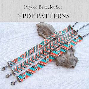 Op de afbeelding: Drie geweven peyote-armbanden met een geometrisch patroon in oranje, turquoise, wit en bruin. De armbanden hebben zilverkleurige sluitingen en kettingaccenten. De tekst "Peyote Bracelet Set" en "3 PDF PATTERNS" staat bovenaan.