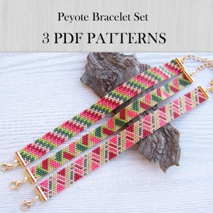 Puede incluir: Tres pulseras de cuentas coloridas con cierres dorados. Las pulseras están hechas con un patrón de punto peyote. El texto de la imagen dice "Peyote Bracelet Set 3 PDF PATTERNS".